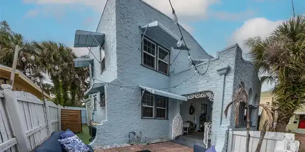 4 CLARENDON COURT