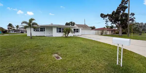 567 BAYWOOD DRIVE N