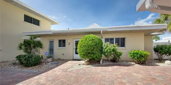 1200 TARPON CENTER DRIVE