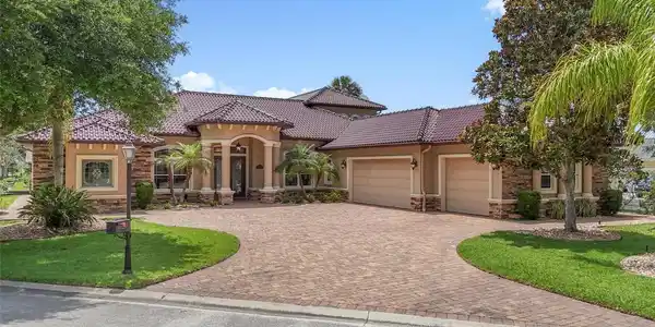 2 CAITLIN COURT
