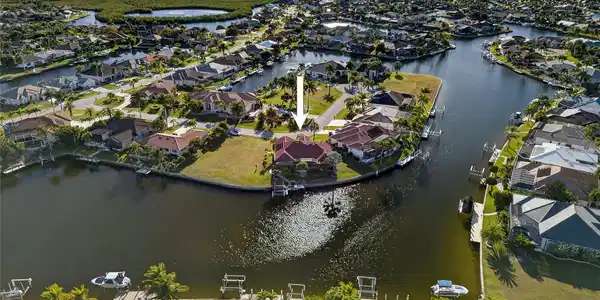 528 MARSEILLES COURT