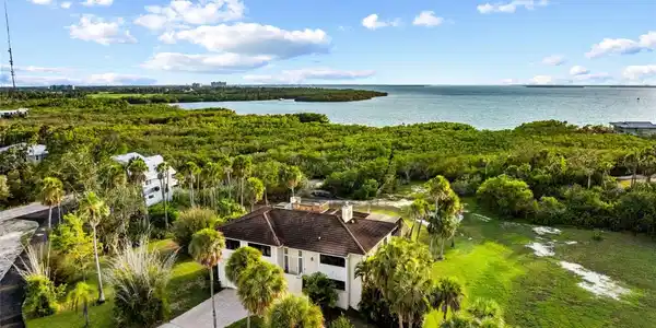 609 42ND STREET COURT W