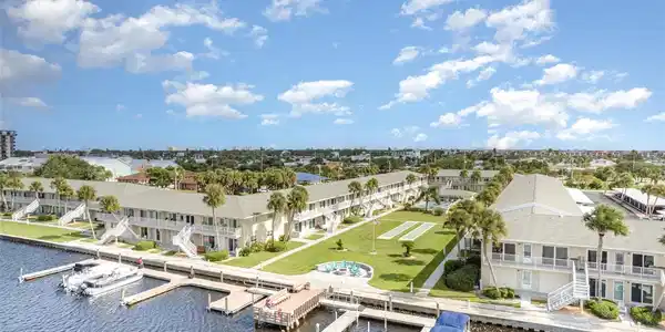 335 N CAUSEWAY