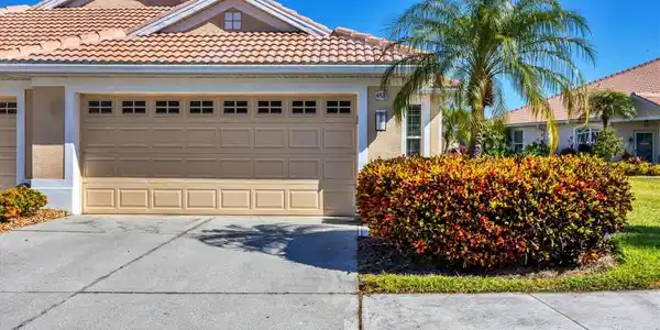4820 WHISPERING OAKS DRIVE