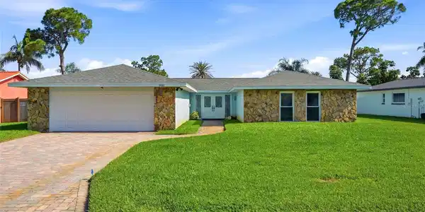 2022 TANGLEWOOD DRIVE NE