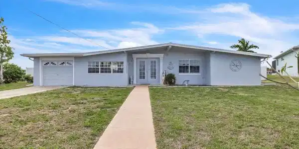 137 POINSETTIA CIRCLE NE