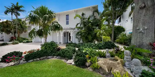 517 LOQUAT DRIVE