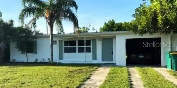 110 POINSETTIA CIRCLE NE