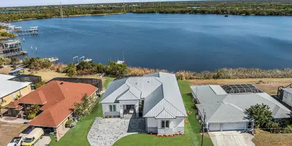 2228 HARBOUR DRIVE