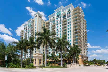 800 N TAMIAMI TRAIL