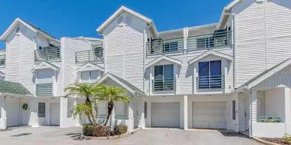 320 ISLAND WAY