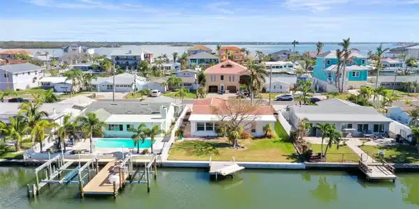 568 LILLIAN DRIVE