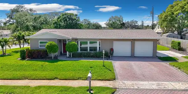 8392 137TH LN