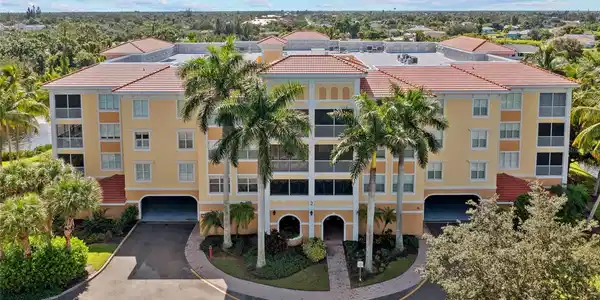 255 W END DRIVE