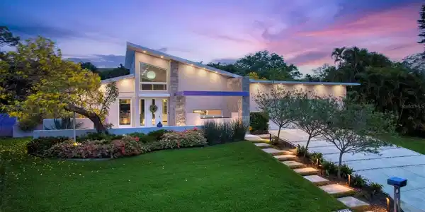 1556 EASTBROOK DRIVE