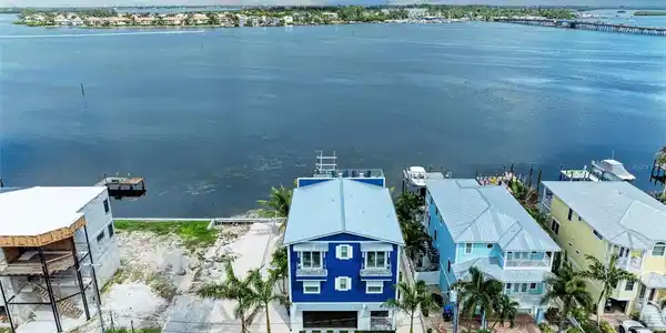 1107 BAY DRIVE N