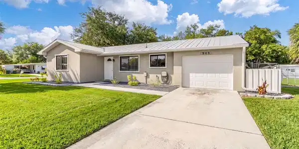 943 W TARPON BOULEVARD NW