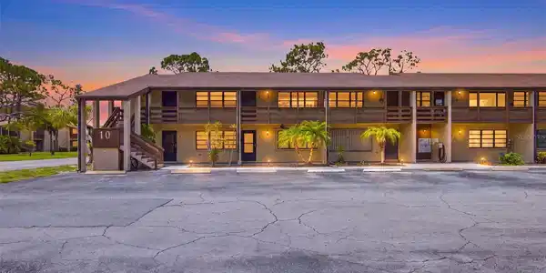 10 QUAILS RUN BOULEVARD