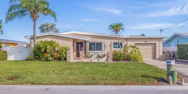 348 LA HACIENDA DR