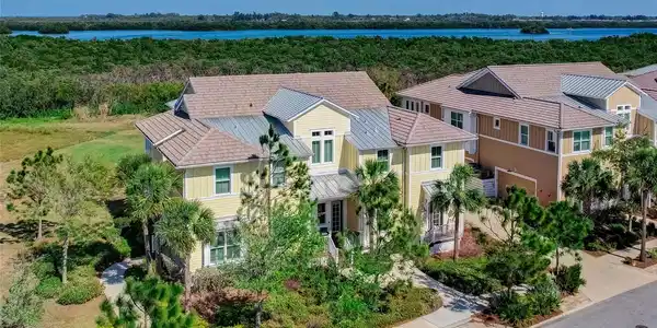 225 SAPPHIRE LAKE