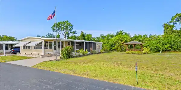 320 TROPIC DRIVE