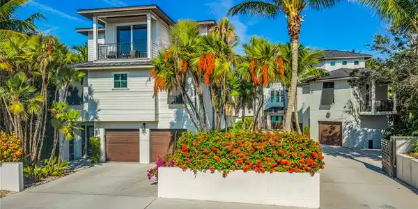 832 S BAY BOULEVARD