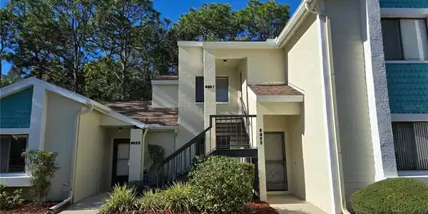 8027 PICKETTS COURT