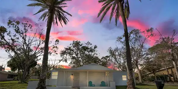 402 PINEAPPLE STREET