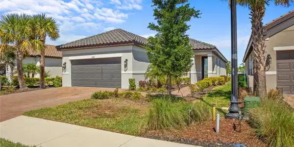 4724 CRESTPOINT WAY