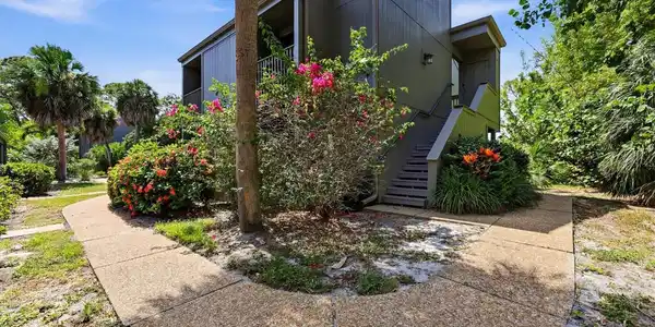 120 WOODLAND PLACE