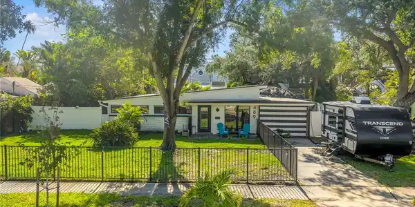 489 W DAVIS BOULEVARD
