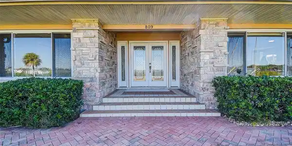 809 WHITCOMB BOULEVARD