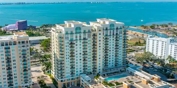 800 N TAMIAMI TRAIL