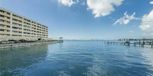 100 BLUFF VIEW