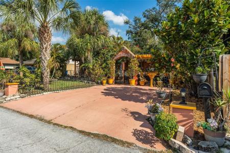 305 N LAUBER WAY