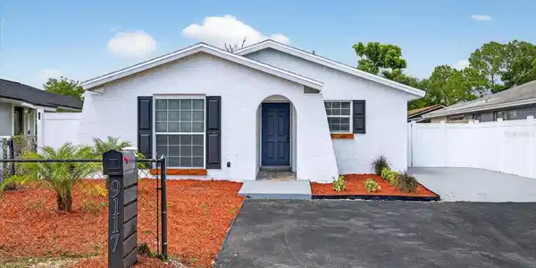 9117 SANDCROFT COURT