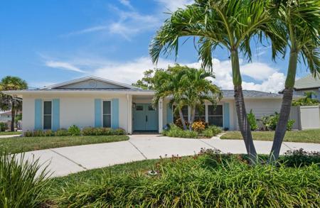910 OAKWOOD DRIVE
