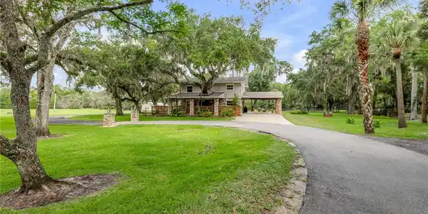 800 HIDDEN OAKS LANE