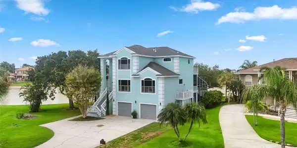 2106 PELICAN COURT
