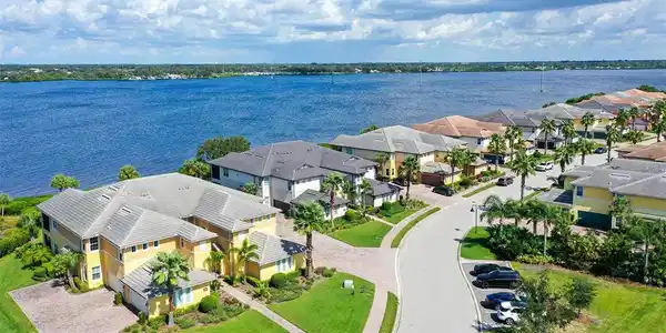 1220 RIVERSCAPE