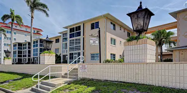 200 THE ESPLANADE N