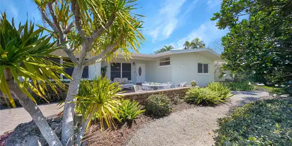 425 BEACH PARK BOULEVARD