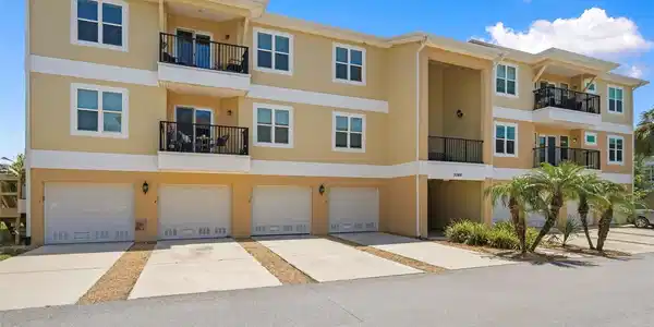 5064 ROYAL PALMS WAY