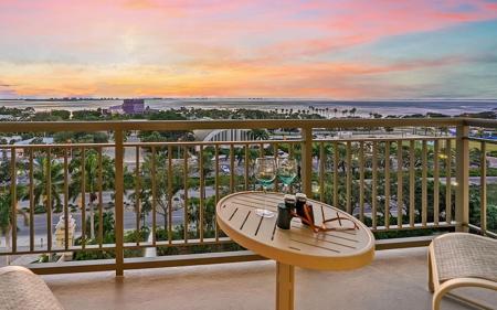 800 N TAMIAMI TRAIL