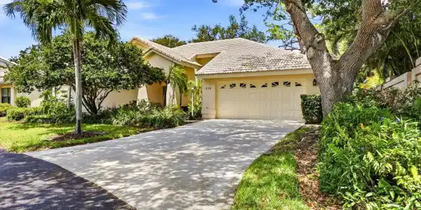 216 CARRIAGE HOUSE LANE