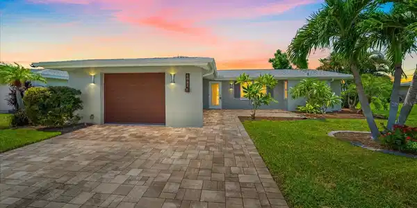 6841 ROXBURY DRIVE