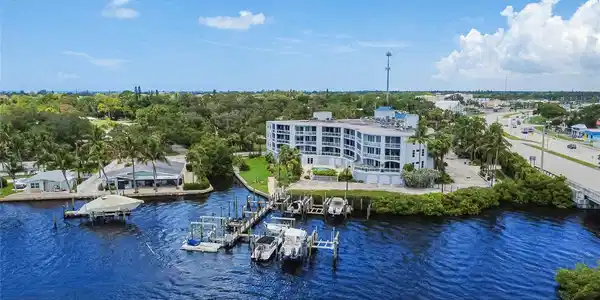 516 TAMIAMI TRAIL S