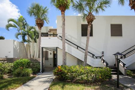 702 OAKVIEW DRIVE