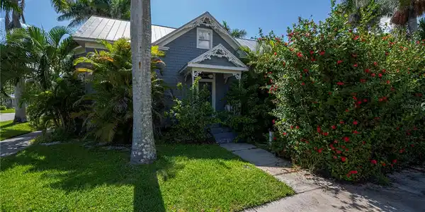 706 W MARION AVENUE