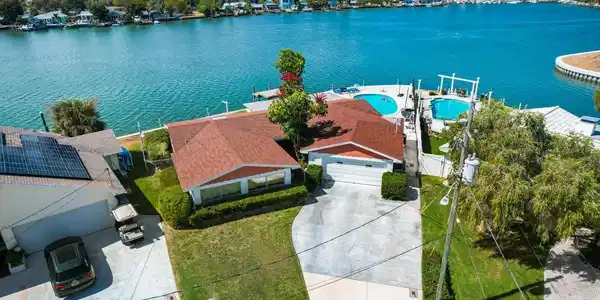 492 CRYSTAL DRIVE